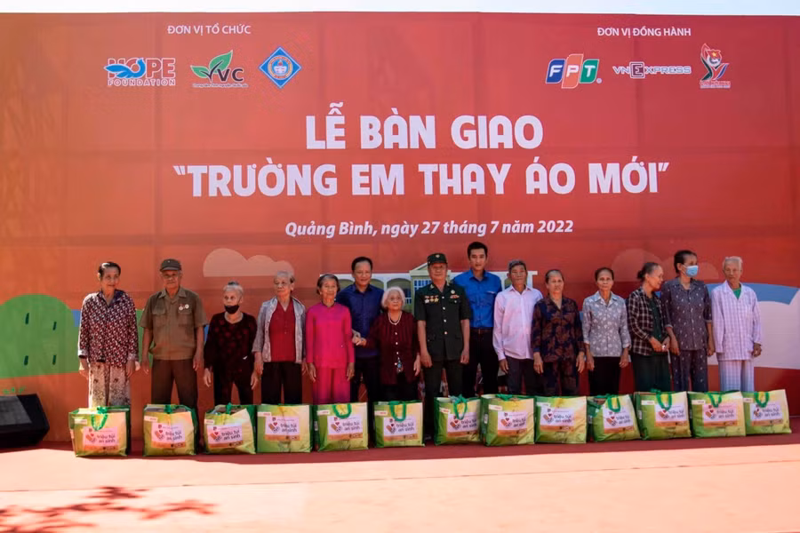 Tặng quà đến các gia đình chính sách nhân kỷ niệm 75 năm ngày Thương binh - Liệt sĩ.