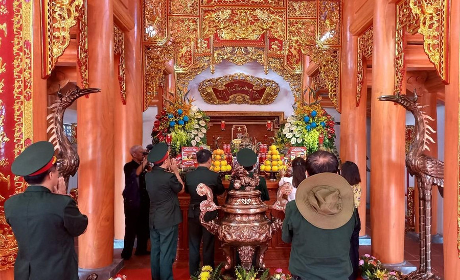 Lãnh đạo các đơn vị, lực lượng vũ trang dâng hương tri ân liệt sĩ. Lãnh đạo các đơn vị, lực lượng vũ trang dâng hương tri ân liệt sĩ.