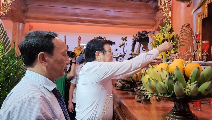 Nguyên Chủ tịch nước Trương Tấn Sang và lãnh đạo Quảng Bình tri ân liệt sĩ.