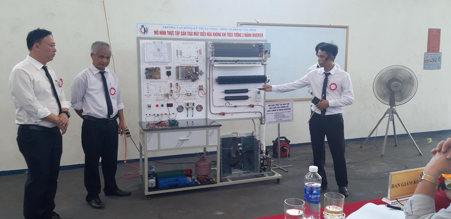 Các giáo viên thuyết trình về mô hình do mình tự làm.