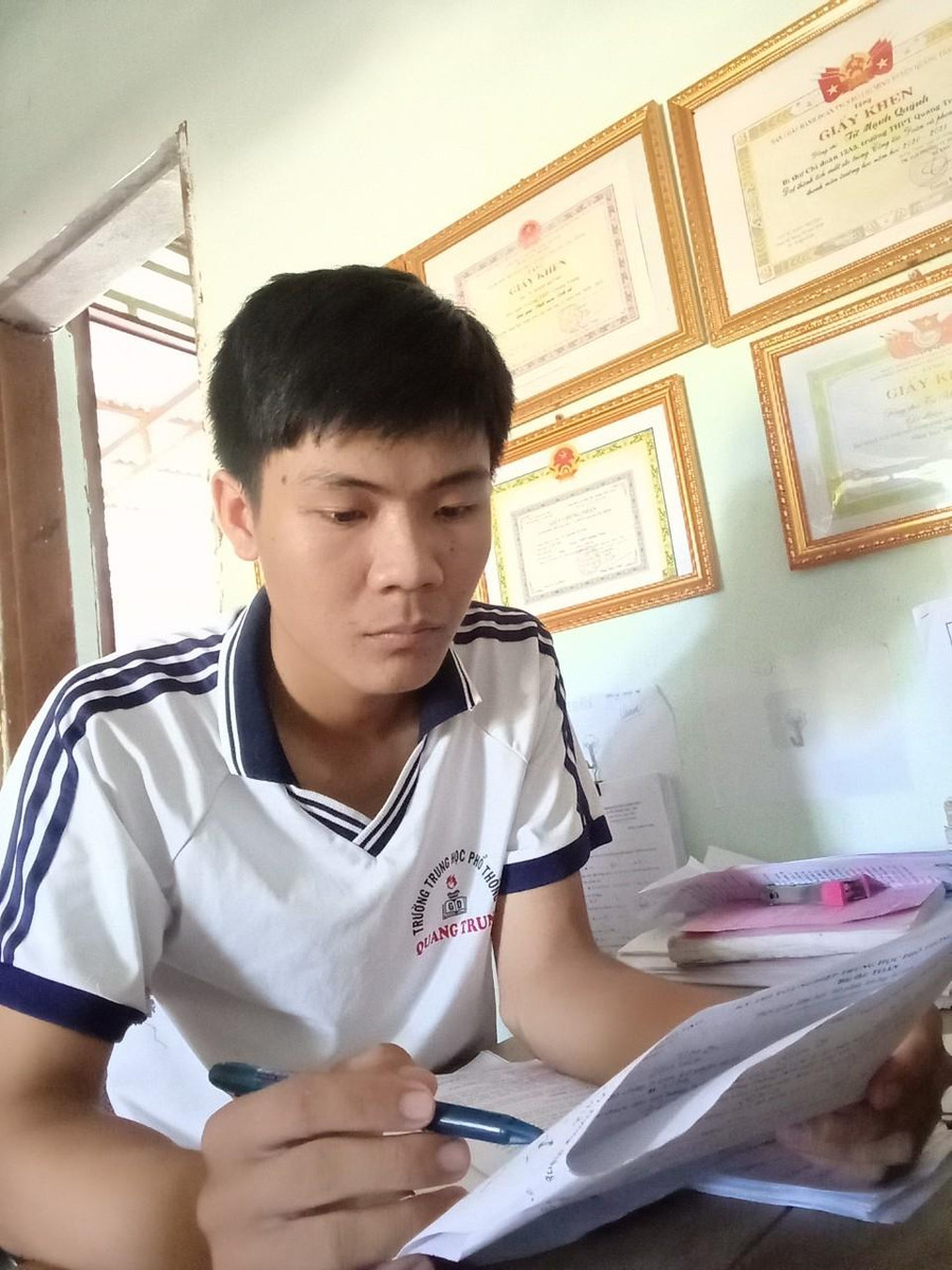 Quỳnh ôn tập kiến thức để chuẩn bị cho kỳ thi. Ảnh nhân vật cung cấp