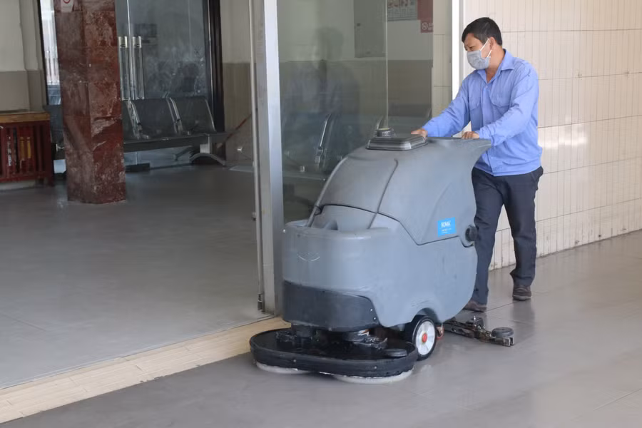 Lau chùi sàn nhà tại Ga Đà Nẵng.