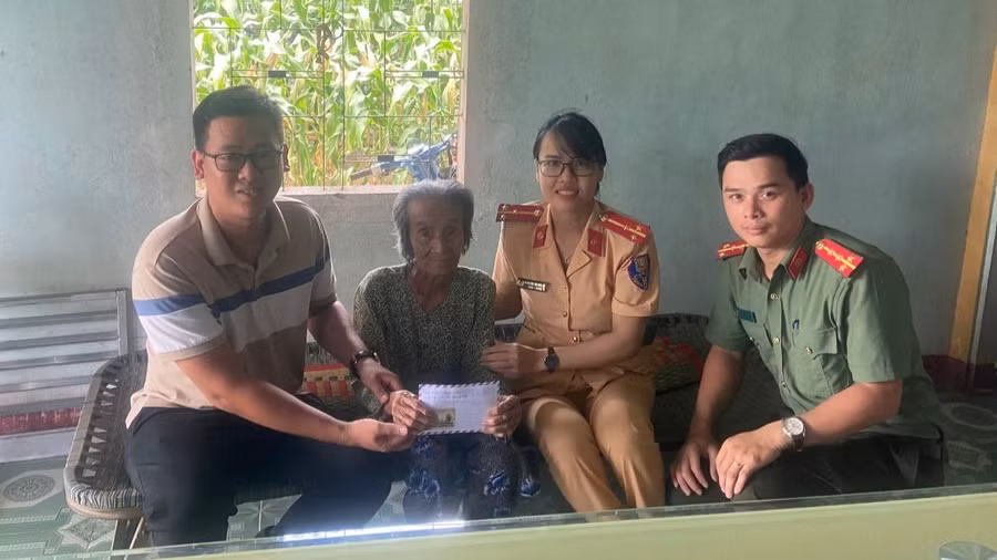 Đoàn Thanh niên Công an thành phố Quảng Ngãi thăm, tặng quà gia đình chính sách trên địa bàn thành phố.