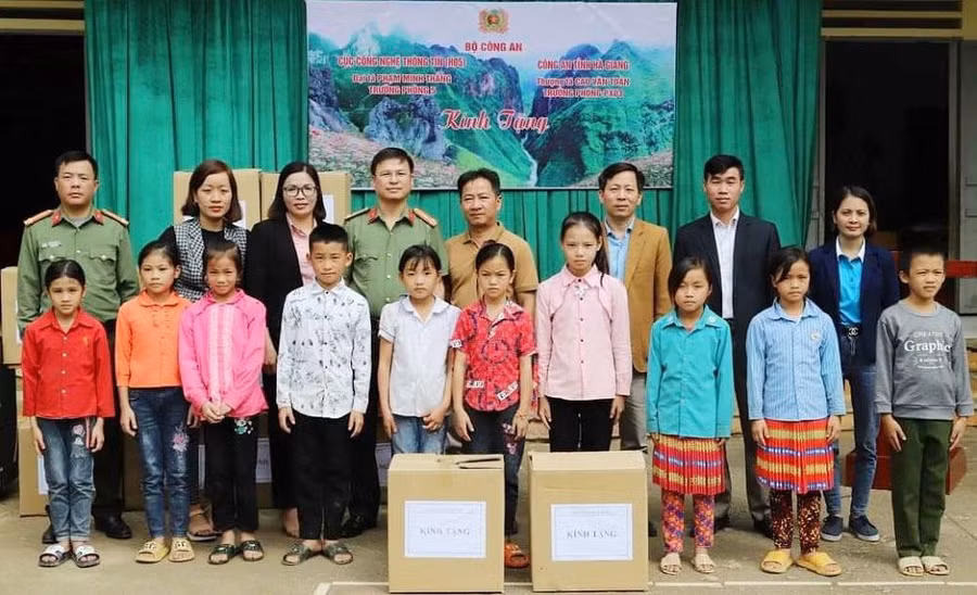 Trao tặng 20 bộ máy tính cho học sinh huyện miền núi Mèo Vạc.