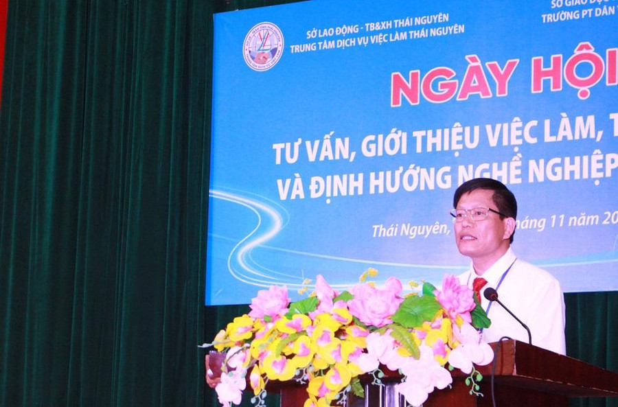 Thầy giáo Nguyễn Văn Trường, Bí thư Chi bộ, Hiệu trưởng trường PT Dân tộc Nội trú Thái Nguyên.