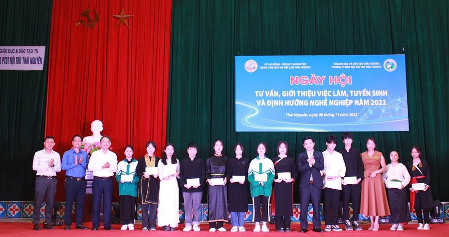 Trao quà cho học sinh có hoàn cảnh khó khăn vươn lên học tập tốt.