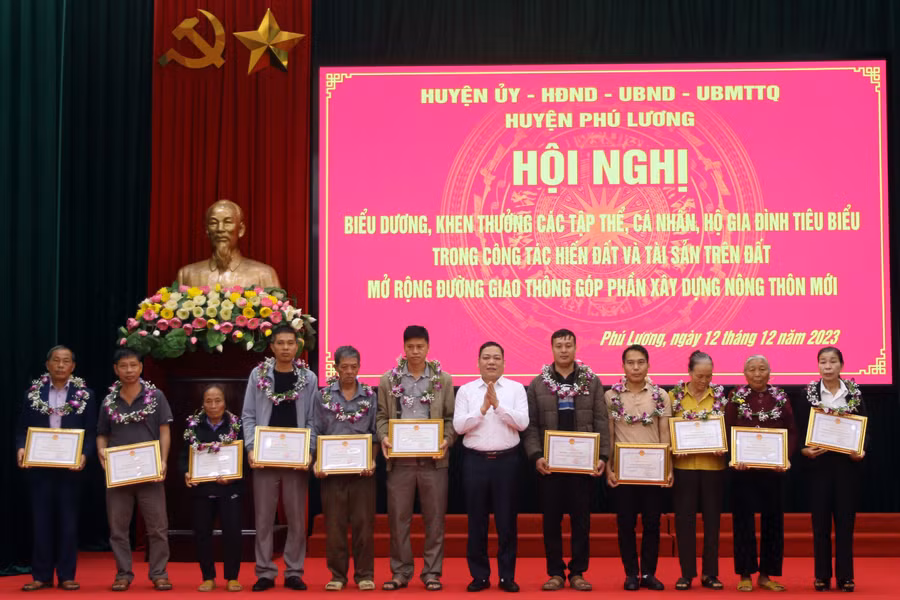 Ông Nguyễn Hoàng Mác, Chủ tịch UBND huyện Phú Lương khen thưởng các tập thể, hộ gia đình, cá nhân tiêu biểu hiến đất xây dựng nông thôn mới.