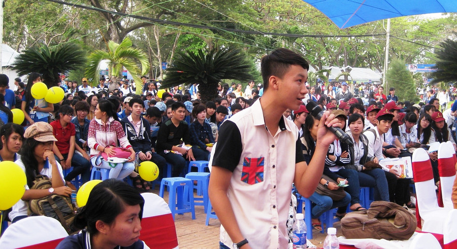 Các em HS giao lưu, đặt câu hỏi cùng đại diện các trường ĐH, CĐ và các chuyên gia