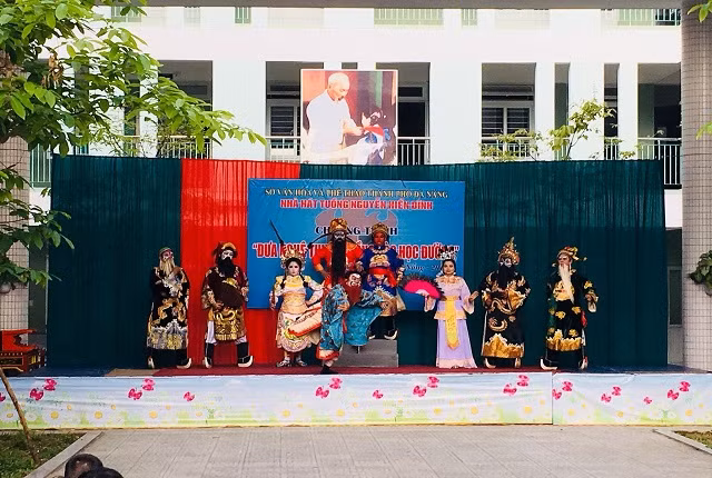 Đưa Tuồng vào học đường: Giữ cho lớp sau