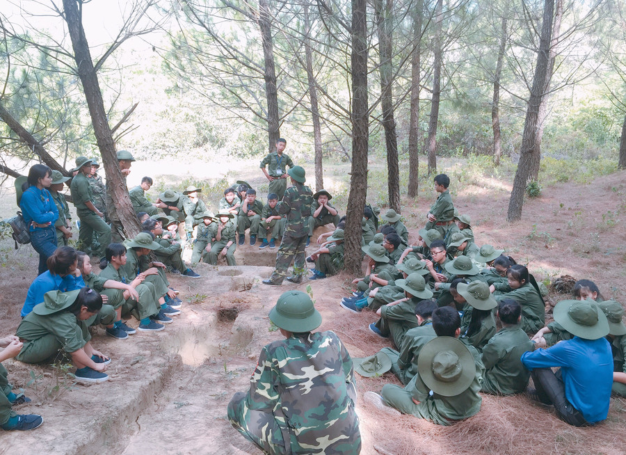 Buổi ngoại khóa giới thiệu về Bếp Hoàng Cầm, một trong những sáng kiến trong chiến tranh để che mắt địch với phương châm “đi không dấu, nấu không khói…” Buổi ngoại khóa giới thiệu về Bếp Hoàng Cầm, một trong những sáng kiến trong chiến tranh để che mắt địch với phương châm “đi không dấu, nấu không khói…”