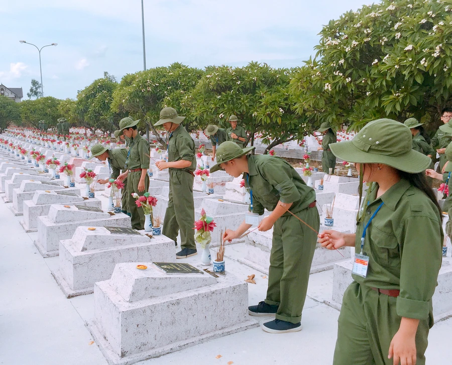 Buổi ngoại khóa hướng về cội nguồn khi “người lính nhí” tri ân những anh hùng liệt sĩ đã ngã xuống vì nền độc lập dân tộc, thống nhất đất nước.