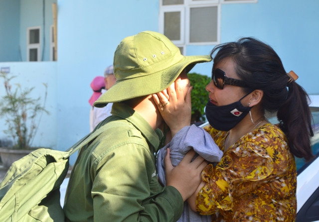 Hình ảnh người mẹ mừng mừng tủi tủi khi “người lính nhí” trở về sau khóa học. Hình ảnh người mẹ mừng mừng tủi tủi khi “người lính nhí” trở về sau khóa học.
