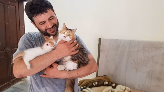Mohammad Alaa Aljaleel bên những chú mèo mình chăm sóc. (Nguồn: Alaa and house of Cats Ernesto in Aleppo)