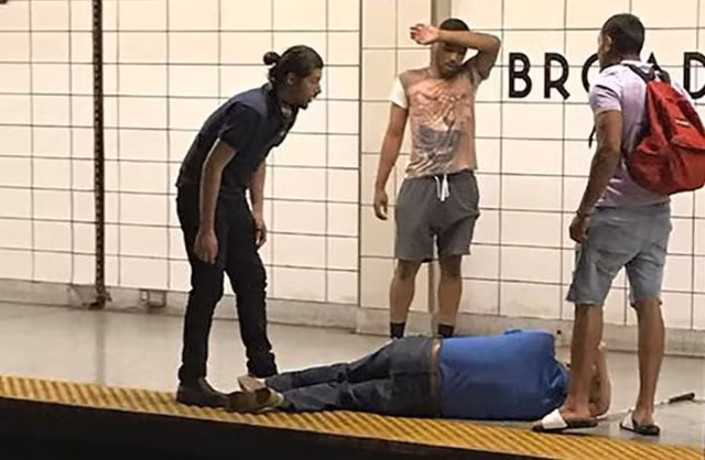 “Người hùng đường phố” giải cứu ông lão mù rơi xuống đường ray tàu điện