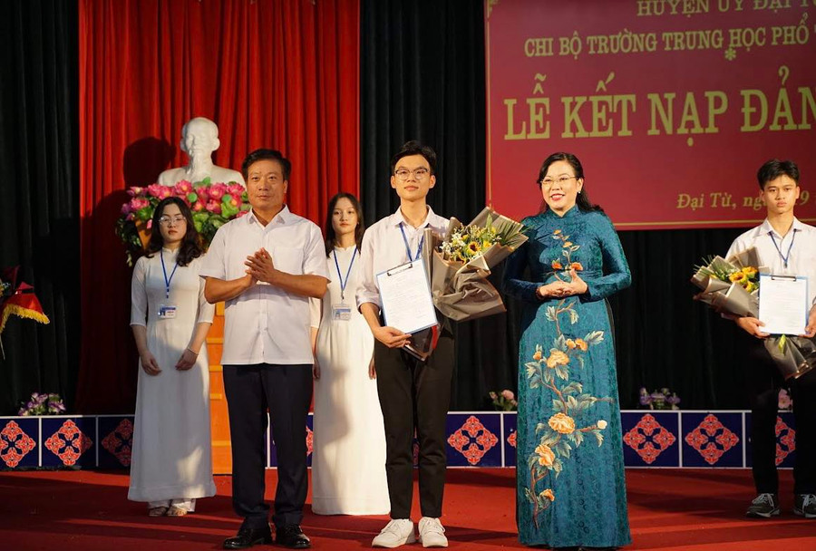 Với thành tích học tập rèn luyện nổi bật Chu Trung Hiếu đã được kết nạp Đảng tại trường THPT Đại Từ năm học 2022 - 2023.