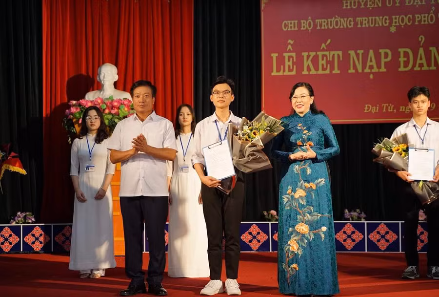 Với thành tích học tập rèn luyện nổi bật Chu Trung Hiếu đã được kết nạp Đảng tại trường THPT Đại Từ năm học 2022 - 2023.