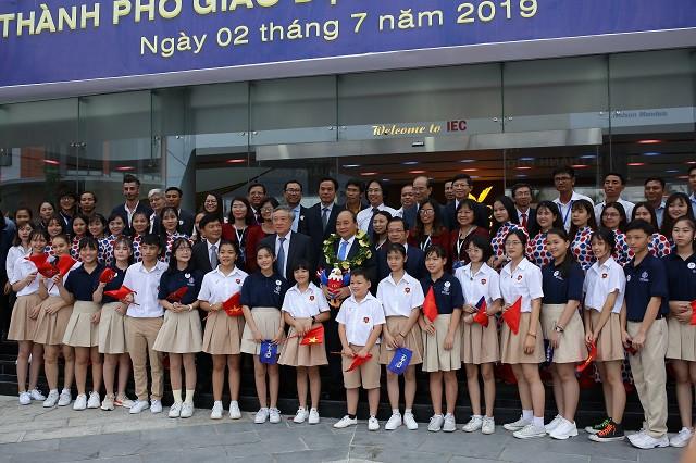 Thủ tướng Nguyễn Xuân Phúc cùng đoàn công tác chụp hình kỉ niệm với học sinh tại IEC Quảng Ngãi Thủ tướng Nguyễn Xuân Phúc cùng đoàn công tác chụp hình kỉ niệm với học sinh tại IEC Quảng Ngãi