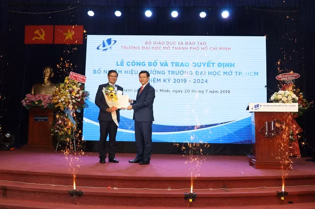 Thứ trưởng Bộ GD&ĐT Nguyễn Văn Phúc(phải) trao quyết định bổ nhiệm cho PGS.TS Nguyễn Minh Hà