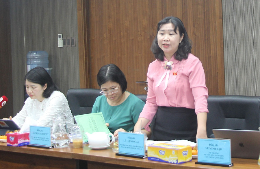 Thành viên đoàn giám sát của Ủy ban Thường vụ Quốc hội đặt câu hỏi với lãnh đạo UBND Quận 12 về việc triển khai chương trình GDPT mới. Thành viên đoàn giám sát của Ủy ban Thường vụ Quốc hội đặt câu hỏi với lãnh đạo UBND Quận 12 về việc triển khai chương trình GDPT mới.