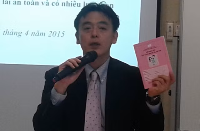 Trưởng đại diện Văn phòng JICA Việt Nam giới thiệu Sổ tay sức khỏe bà mẹ trẻ em.