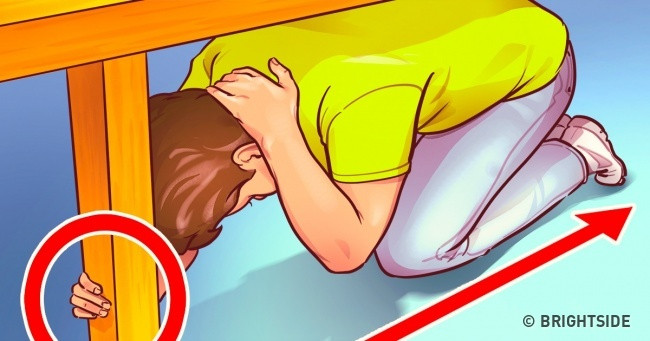 Tự bảo vệ mình trong trường hợp có động đất. Các chuyên gia khuyên khi có động đất, bạn cần nằm xuống sàn nhà, chui xuống gầm bàn, và dùng tay che cổ, đầu. Toàn thân bạn phải ở dưới bàn. Đừng cố chạy ra khỏi tòa nhà bởi lúc này phía ngoài mới là một trong những nơi nguy hiểm nhất. Nếu không có bàn, hãy cố nằm thấp nhất có thể. 10-meo-nho-co-the-cuu-song-ban-mot-ngay-nao-do-9
