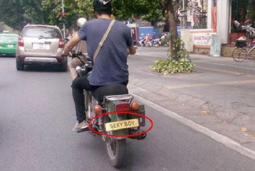 Chàng trai sexy tung tăng giữa phố. Chàng trai sexy tung tăng giữa phố.