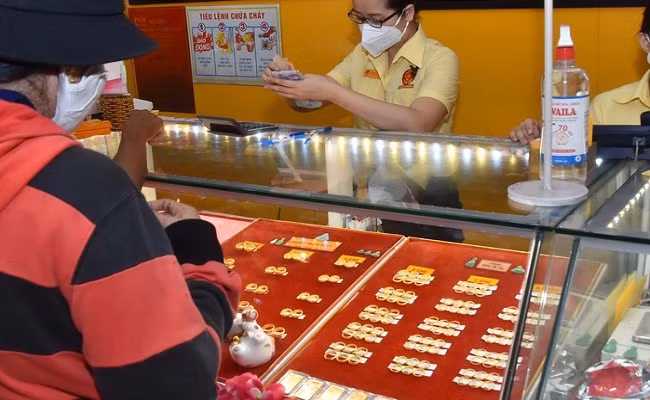 Giá vàng hôm nay tiếp tục chiều giảm 400.000 đồng/lượng