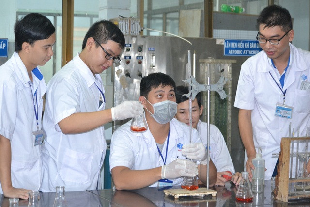 Sinh viên ngành Công nghệ sinh học trong phòng thí nghiệm