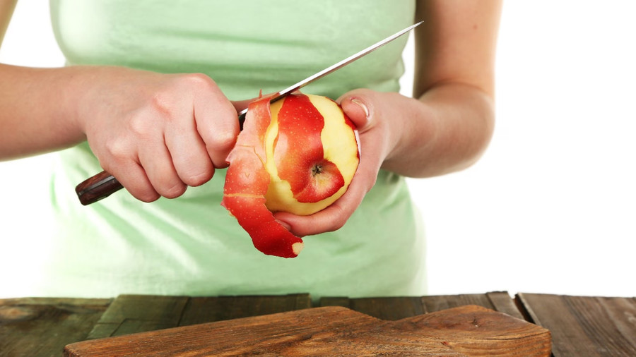 Chuyên gia khuyến nghị không nên gọt vỏ táo khi ăn. (Ảnh: ITN). Chuyên gia khuyến nghị không nên gọt vỏ táo khi ăn. (Ảnh: ITN).