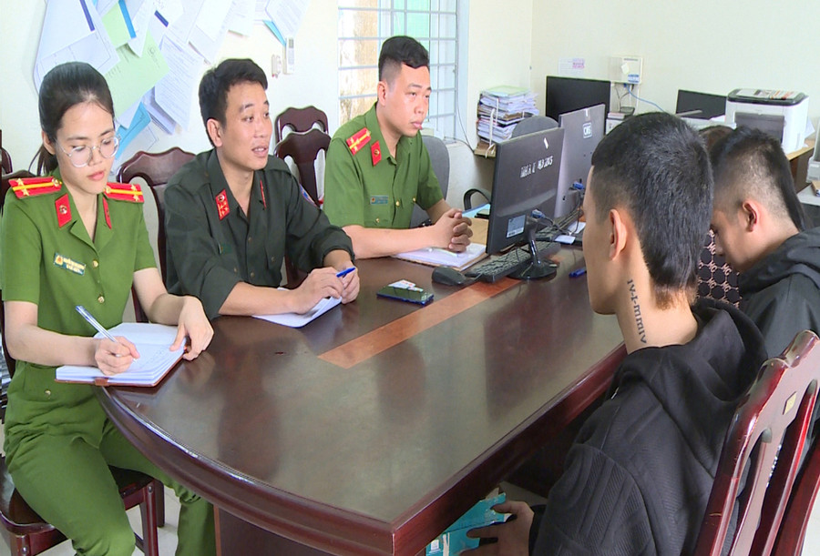 Lực lượng công an triệu tập các thanh, thiếu niên vi phạm đến làm việc. Ảnh: CATH.