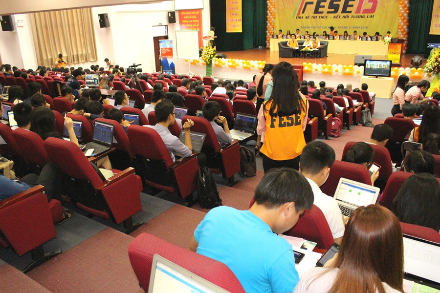 Đông đảo nhà đầu tư sinh viên tham gia khi chương trình lần thứ 13-năm 2016 khởi động