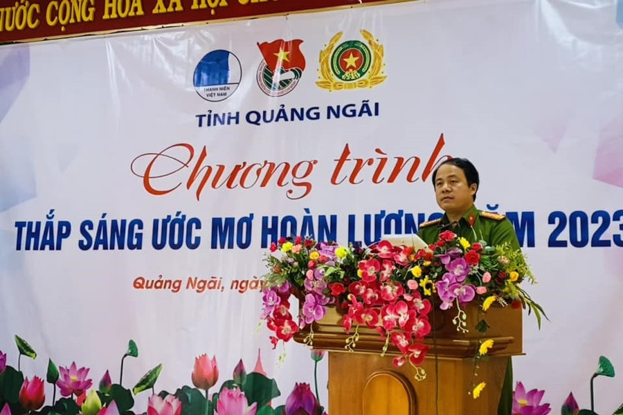 Đại tá Hoàng Anh Tuấn, Phó Giám đốc Công an tỉnh Quảng Ngãi phát biểu tại chương trình. Đại tá Hoàng Anh Tuấn, Phó Giám đốc Công an tỉnh Quảng Ngãi phát biểu tại chương trình.