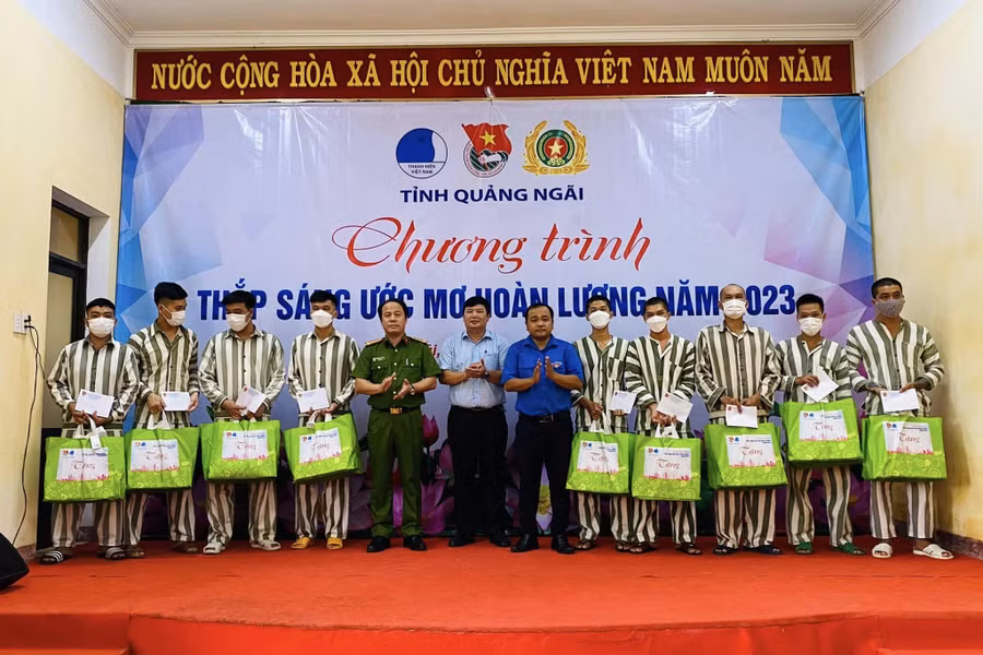 Ban tổ chức trao quà cho những phạm nhân cải tạo tốt.