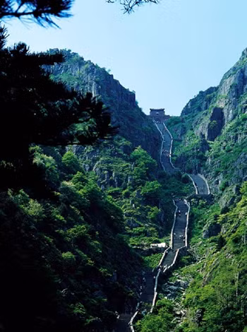 Con đường dẫn lên núi Thái Sơn. Ảnh: Wikipedia.