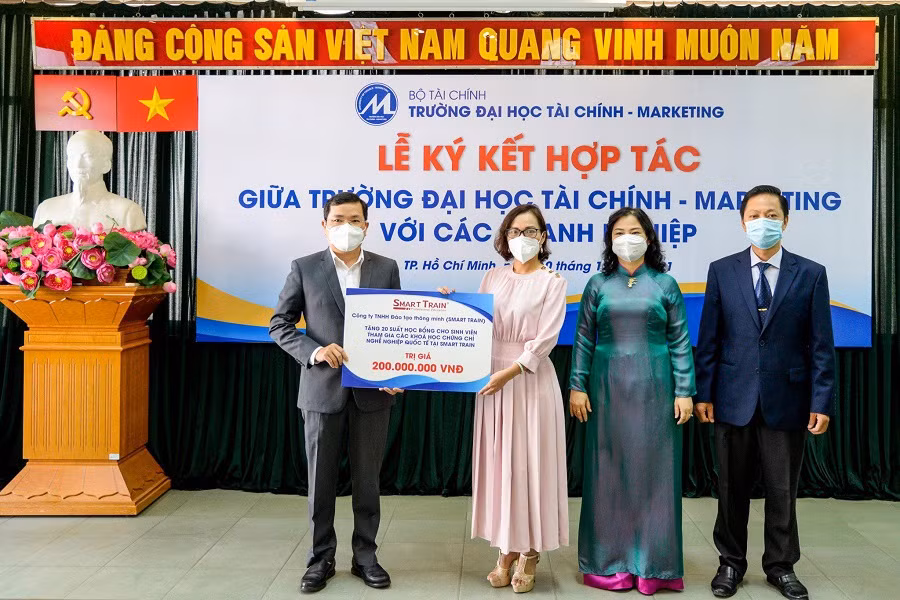 Đại diện một doanh nghiệp trao học bổng cho sinh viên