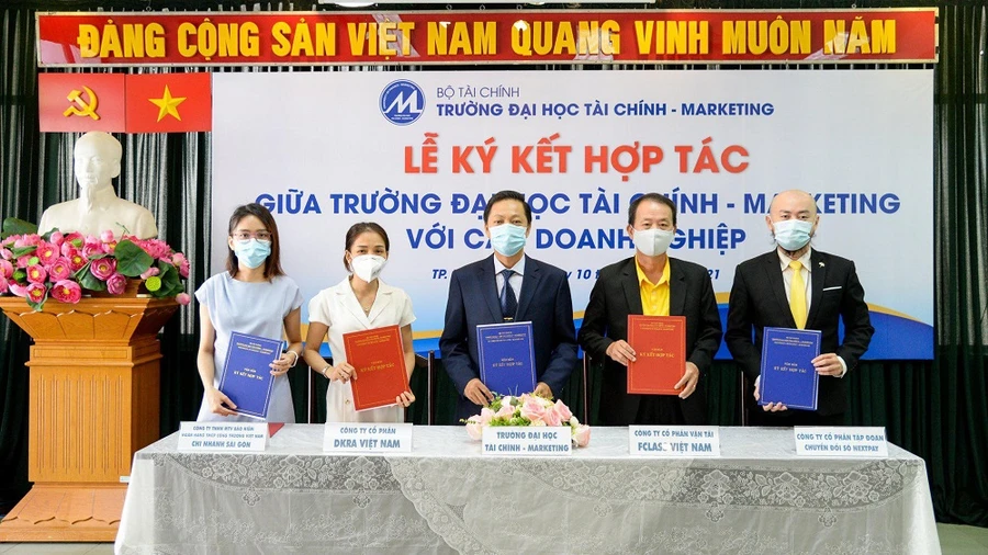 Đại diện UFM và các Doanh nghiệp ký kết hợp tác với nhau