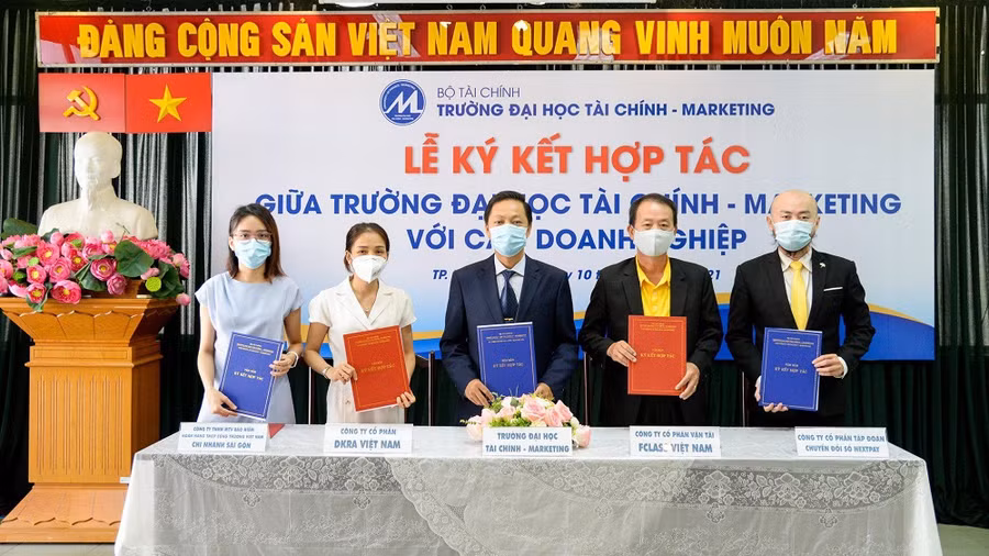 Đại diện UFM và các Doanh nghiệp ký kết hợp tác với nhau