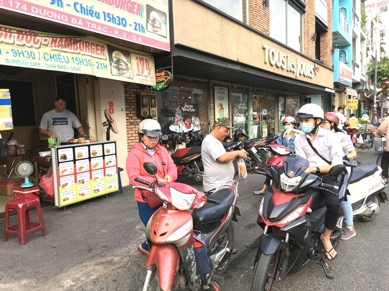 chang tay dam mua dai nang nuoi vo viet mang bau