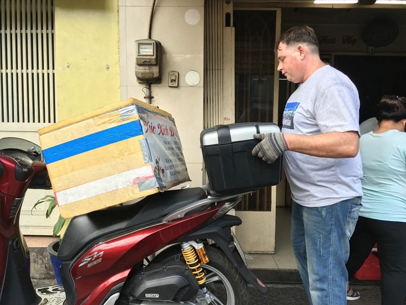 chang tay dam mua dai nang nuoi vo viet mang bau