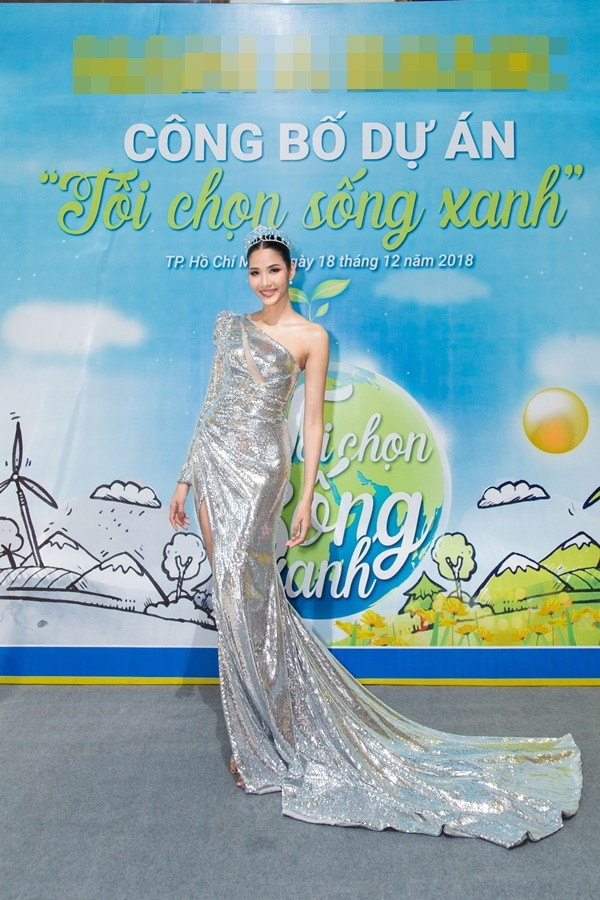 Á hậu Hoàng Thùy khoe vẻ ngoài xinh đẹp, rạng rỡ khi trở thành đại sứ của một dự án vì môi trường. Á hậu Hoàng Thùy khoe vẻ ngoài xinh đẹp, rạng rỡ khi trở thành đại sứ của một dự án vì môi trường.