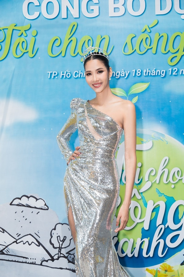 Đến dự sự kiện, người đẹp chọn diện chiếc đầm dạ hội xẻ cao giúp khoe đôi chân dài miên man, thêm phần tà dài quét đất càng khiến cho nàng Á hậu trở nên kiêu sa và lộng lẫy. Đến dự sự kiện, người đẹp chọn diện chiếc đầm dạ hội xẻ cao giúp khoe đôi chân dài miên man, thêm phần tà dài quét đất càng khiến cho nàng Á hậu trở nên kiêu sa và lộng lẫy.