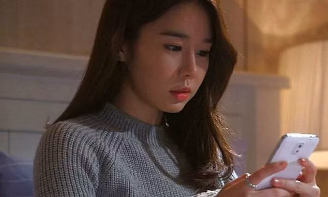 Buổi chiều chồng vừa bảo đi công tác, tối đã thấy đôi giày của anh thấp thoáng trong ảnh của cô bạn và cái kết - Ảnh 1.