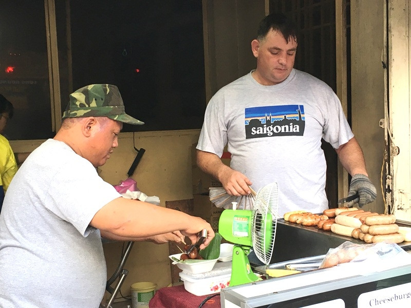 chang tay dam mua dai nang nuoi vo viet mang bau