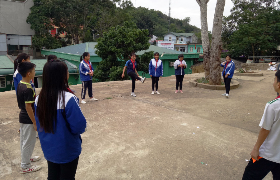 Sân chơi phía sau Trường THCS DTNT huyện Mường Lát chỉ cách cửa hàng xăng dầu Mường Lát vài chục mét Sân chơi phía sau Trường THCS DTNT huyện Mường Lát chỉ cách cửa hàng xăng dầu Mường Lát vài chục mét