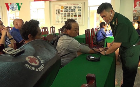 cuu song 10 nguoi nuoc ngoai troi dat tren bien hinh 1