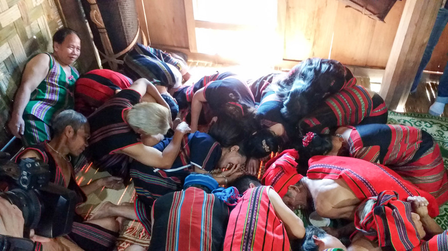 Nghi lễ ăn cơm mới được tái hiện.