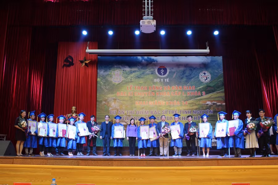 Bộ trưởng Bộ Y tế Nguyễn Thị Kim Tiến trao văn bằng Chuyên khoa cấp 1 cho các bác sĩ trẻ