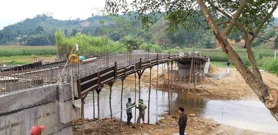  Hình ảnh cây cầu đang đổ bê tông…