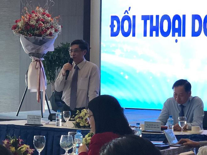 Tại buổi đối thoại, Chủ tịch tỉnh Khánh Hòa, ông Lê Đức Vinh cho rằng, tỉnh không can thiệp sâu hoạt động kinh doanh của doanh nghiệp, nhưng vẫn nhấn mạnh quan điểm đối với các dự án đầu tư thì phải được xem xét kỹ. Tại buổi đối thoại, Chủ tịch tỉnh Khánh Hòa, ông Lê Đức Vinh cho rằng, tỉnh không can thiệp sâu hoạt động kinh doanh của doanh nghiệp, nhưng vẫn nhấn mạnh quan điểm đối với các dự án đầu tư thì phải được xem xét kỹ.