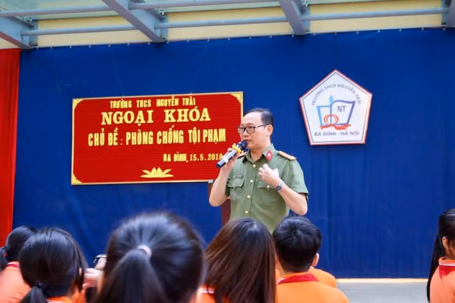 Trung tá Đào Trung Hiếu trong một buổi hoạt động ngoại khóa